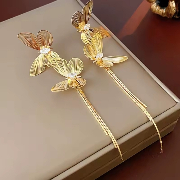 Premium Quality Elegant Gold Butterfly 🦋 Earrings - Picture 3 of 4